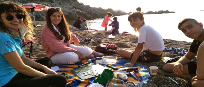 Gönüllü Gençler Plajda Piknik Yaptı