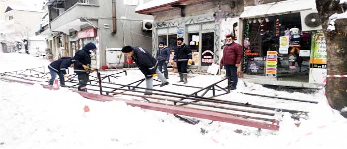 Kilimli'de Kar Nedeniyle Çatı Çöktü