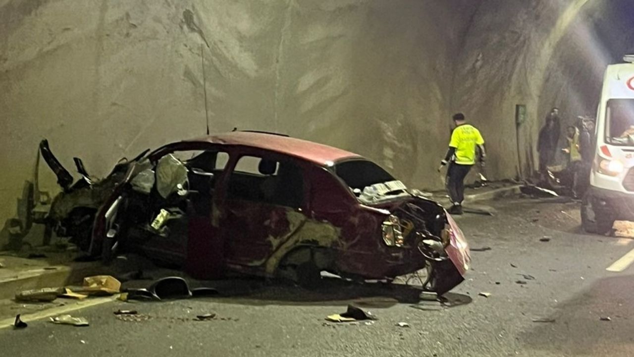 Kilimli’de Otomobil Tünelde Parçalandı