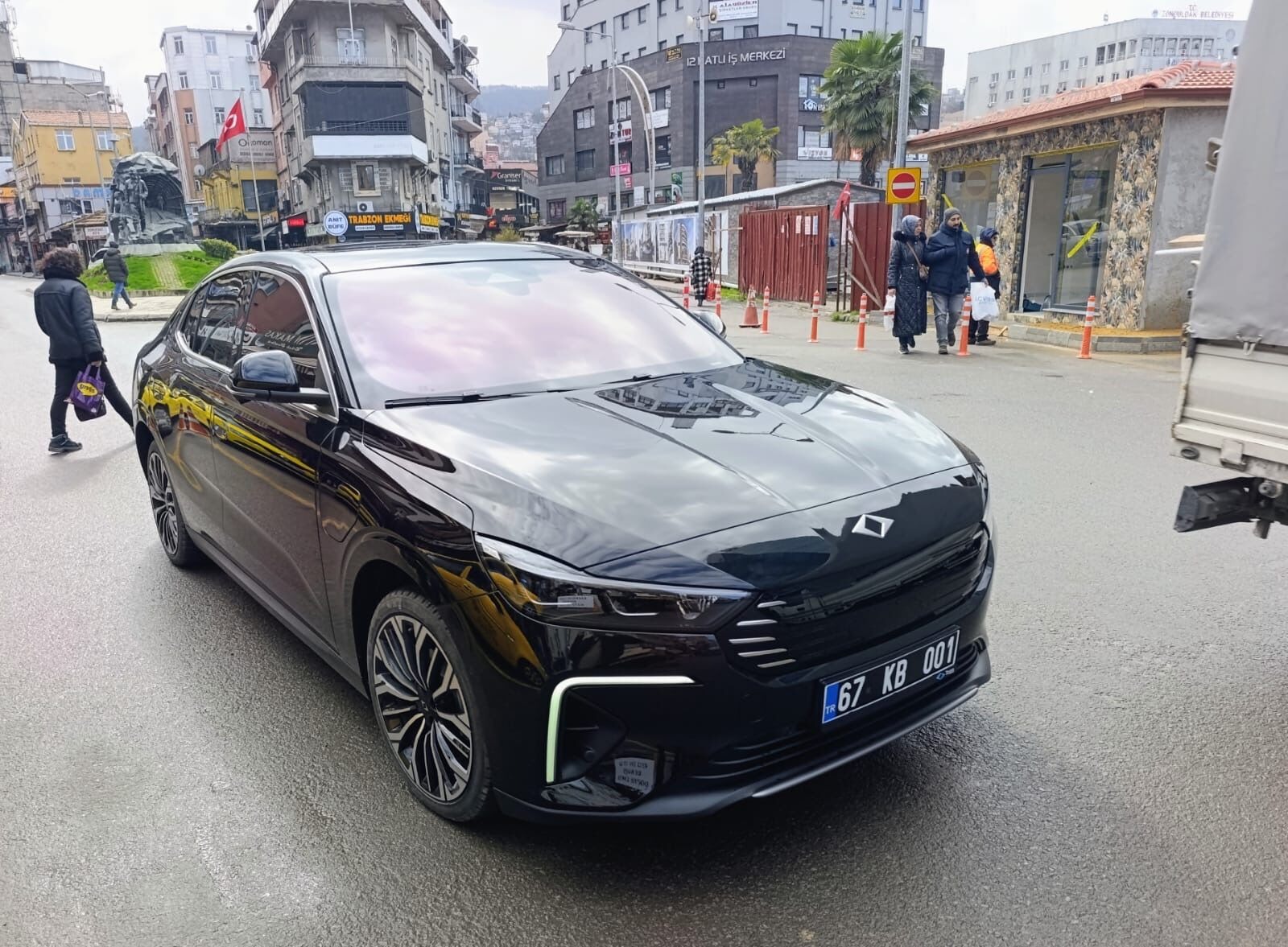 Kilimli Hizmet Beklerken Başkan Lüks Peşinde!