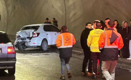 Tünelde faciadan dönüldü: 3 araç birbirine girdi!