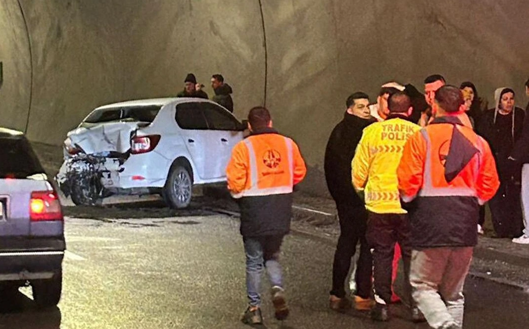 Tünelde faciadan dönüldü: 3 araç birbirine girdi!